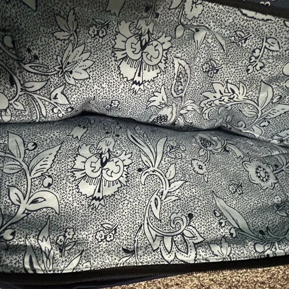5/$25 Large quilted blue and white floral printed, zippered tote - Picture 5 of 10